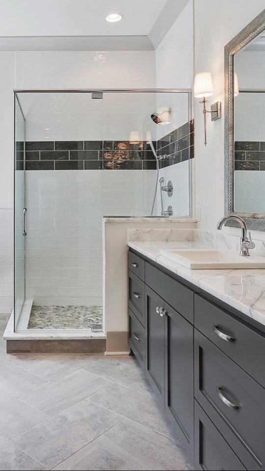 Idéer för stora vintage en-suite badrum, med luckor med infälld panel, svarta skåp, ett fristående badkar, en hörndusch, keramikplattor, vita väggar, ett nedsänkt handfat och marmorbänkskiva