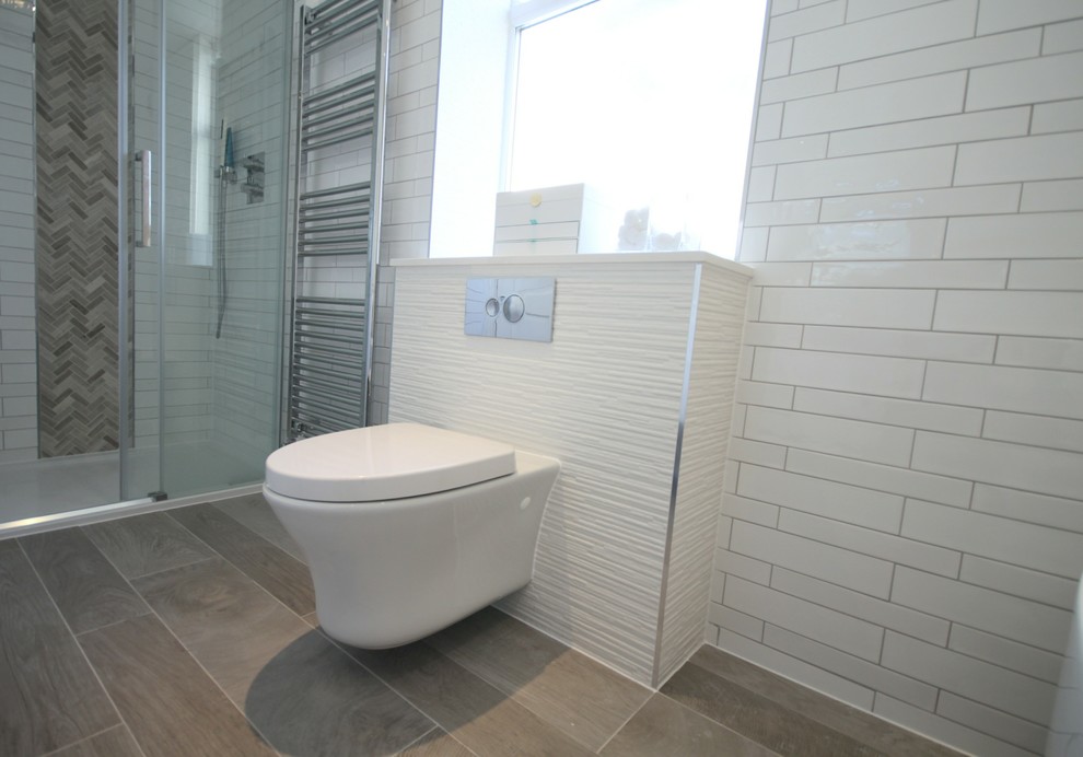 Inspiration pour une salle de bain design avec une baignoire indépendante, mosaïque et un mur blanc.