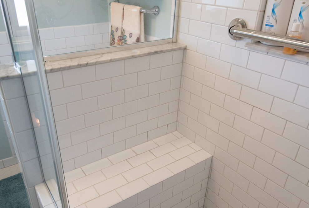 Idéer för ett litet klassiskt badrum med dusch, med luckor med upphöjd panel, en dusch i en alkov, en toalettstol med separat cisternkåpa, klinkergolv i keramik, ett integrerad handfat och dusch med gångjärnsdörr