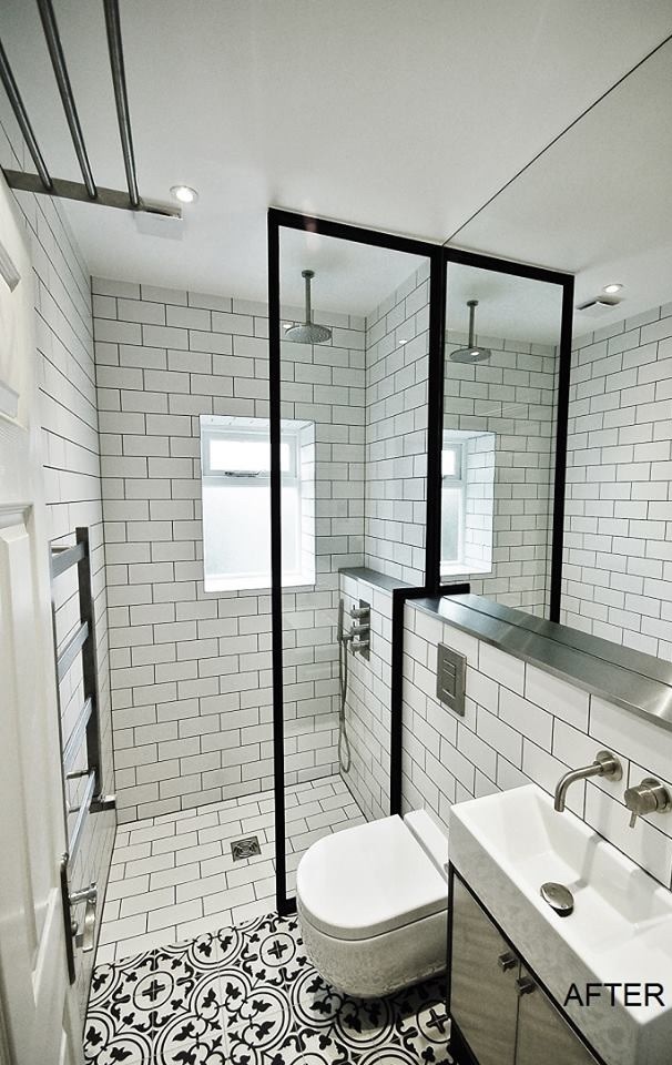 ロンドンにある低価格の小さなコンテンポラリースタイルのおしゃれなマスターバスルーム (壁付け型シンク、家具調キャビネット、オープン型シャワー、壁掛け式トイレ、セラミックタイル、セラミックタイルの床、白いキャビネット、白いタイル、白い壁、オープンシャワー、洗面台1つ、独立型洗面台) の写真