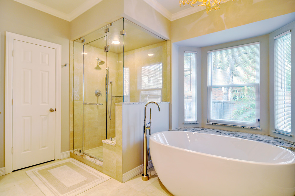 Idee per una stanza da bagno minimal con top in granito, vasca freestanding e doccia alcova