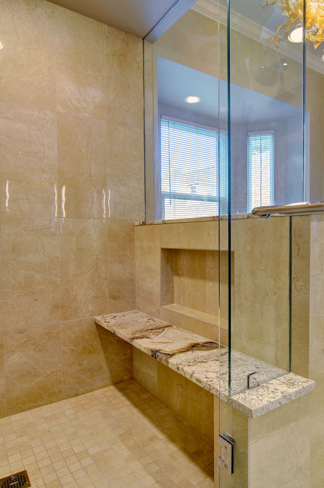 Inspiration för moderna badrum, med granitbänkskiva, en hörndusch och porslinskakel
