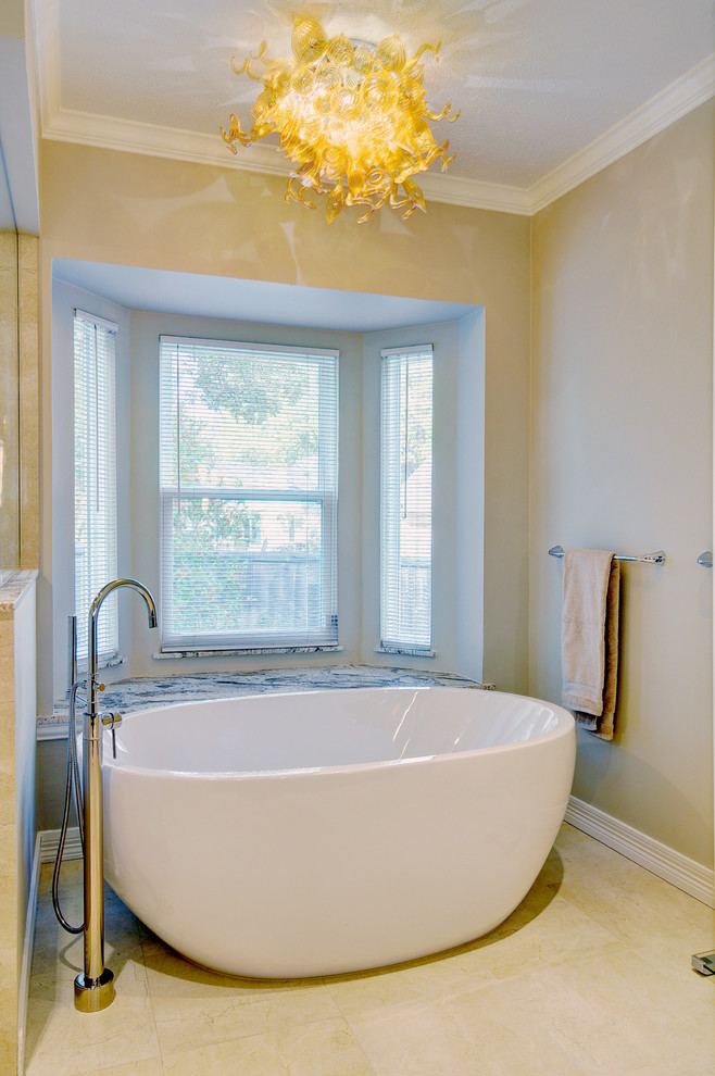 Foto di una stanza da bagno contemporanea con top in granito, vasca freestanding, doccia alcova e piastrelle in gres porcellanato