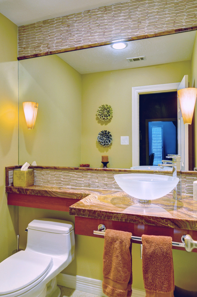 На фото: ванная комната в современном стиле с настольной раковиной и столешницей из оникса с