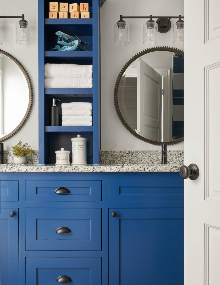 Idee per una stanza da bagno per bambini country di medie dimensioni con ante in stile shaker, ante blu, pareti bianche, lavabo sottopiano, top in granito e top grigio