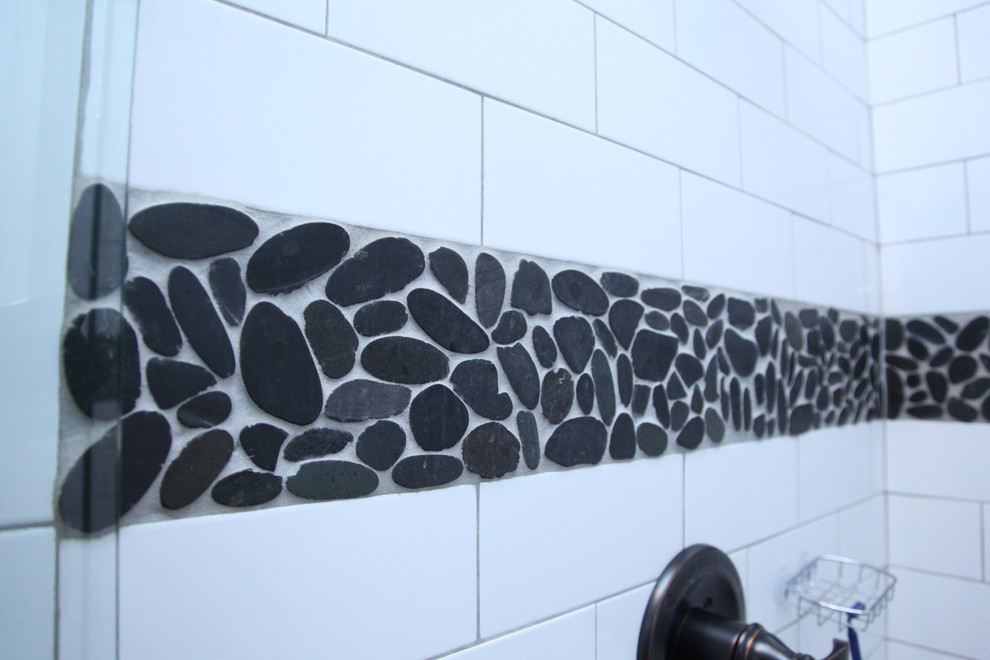 Mittelgroßes Klassisches Duschbad mit Granit-Waschbecken/Waschtisch, Doppeldusche, weißen Fliesen und Kieselfliesen in Dallas