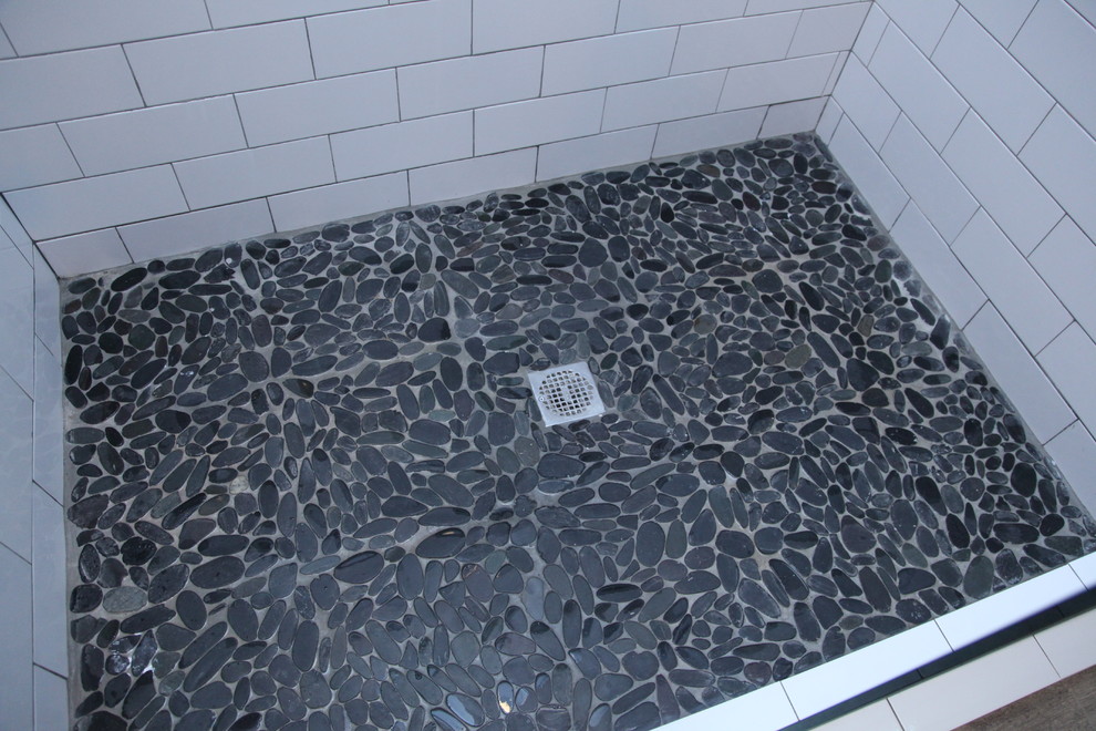 Immagine di una stanza da bagno con doccia classica di medie dimensioni con doccia doppia, piastrelle bianche e piastrelle di ciottoli