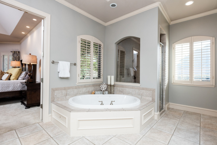 Пример оригинального дизайна: огромная главная ванная комната в классическом стиле с фасадами с выступающей филенкой, белыми фасадами, накладной ванной, душем в нише, бежевой плиткой, серой плиткой, керамической плиткой, серыми стенами, полом из керамической плитки, накладной раковиной и столешницей из плитки