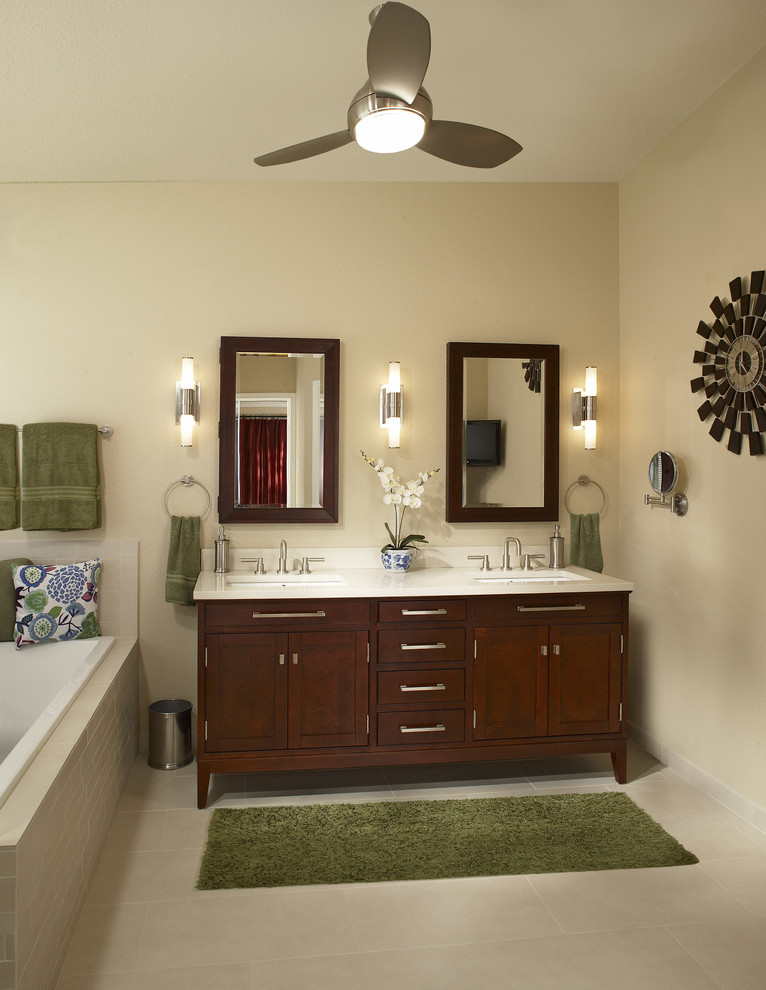 Ejemplo de cuarto de baño rectangular contemporáneo con baldosas y/o azulejos de porcelana