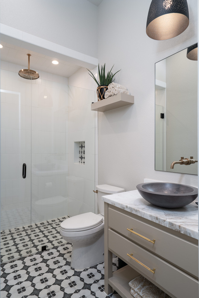 Идея дизайна: ванная комната в стиле неоклассика (современная классика) с серыми фасадами, душем без бортиков, раздельным унитазом, белой плиткой, белыми стенами, душевой кабиной, настольной раковиной, разноцветным полом, душем с распашными дверями, разноцветной столешницей, нишей, тумбой под одну раковину и напольной тумбой
