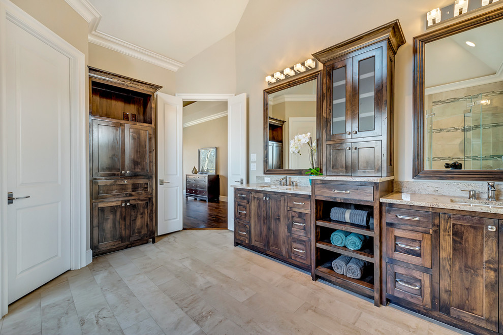 Idéer för att renovera ett mycket stort vintage en-suite badrum, med luckor med profilerade fronter, skåp i mellenmörkt trä, ett fristående badkar, klinkergolv i porslin, ett undermonterad handfat och granitbänkskiva