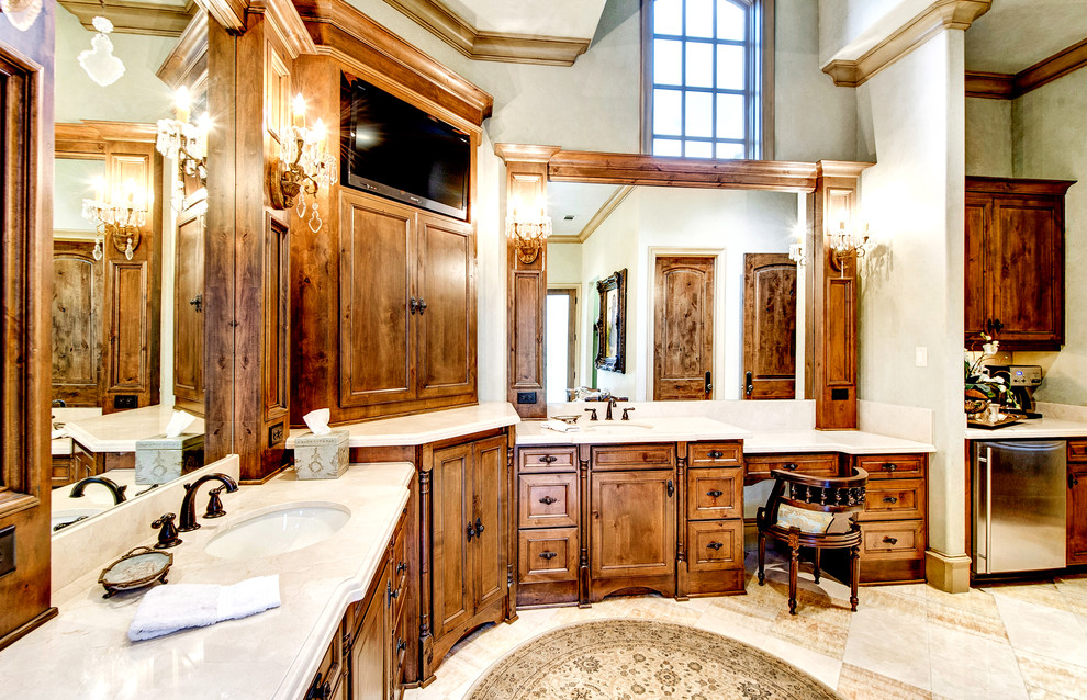 Immagine di una grande stanza da bagno tradizionale con ante in legno bruno