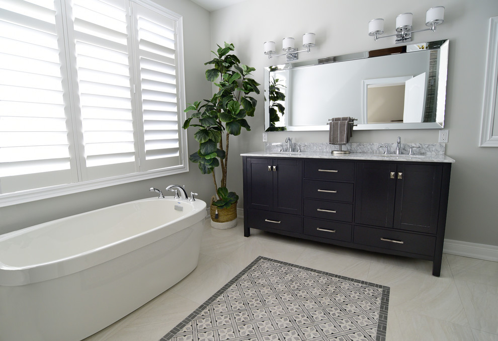 Inredning av ett klassiskt grå grått en-suite badrum, med luckor med infälld panel, svarta skåp, en hörndusch, en bidé, grå kakel, porslinskakel, grå väggar, klinkergolv i porslin, ett undermonterad handfat, marmorbänkskiva, grått golv och dusch med gångjärnsdörr