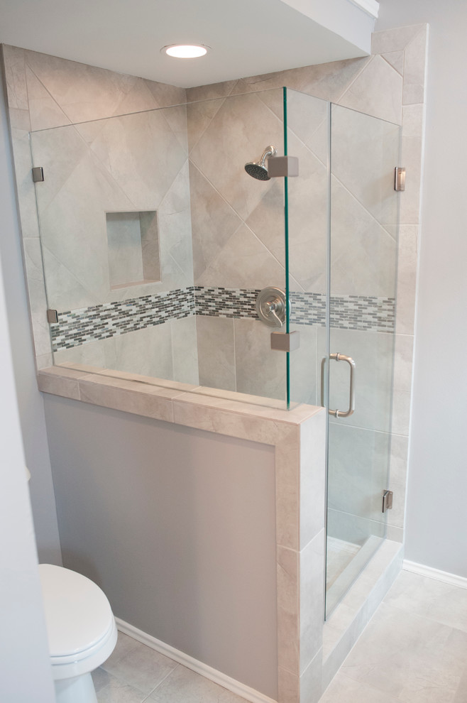 Ispirazione per una stanza da bagno tradizionale di medie dimensioni con doccia aperta, WC a due pezzi, piastrelle grigie, piastrelle in ceramica, pareti grigie e pavimento con piastrelle in ceramica