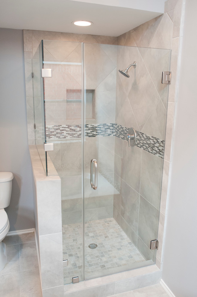Esempio di una stanza da bagno classica di medie dimensioni con doccia aperta, WC a due pezzi, piastrelle grigie, piastrelle in ceramica, pareti grigie e pavimento con piastrelle in ceramica