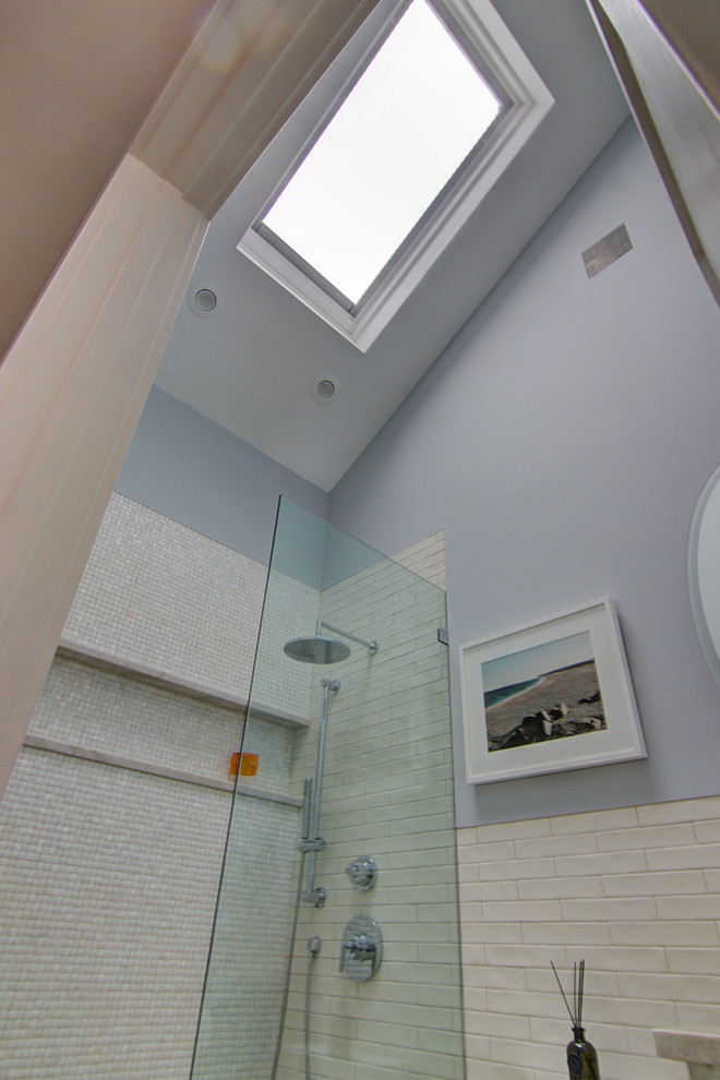 Пример оригинального дизайна: маленькая ванная комната в стиле модернизм с плоскими фасадами, коричневыми фасадами, душем без бортиков, унитазом-моноблоком, бежевой плиткой, керамической плиткой, синими стенами, полом из галечной плитки, врезной раковиной, столешницей из кварцита, разноцветным полом, открытым душем, разноцветной столешницей, нишей, тумбой под одну раковину и напольной тумбой для на участке и в саду