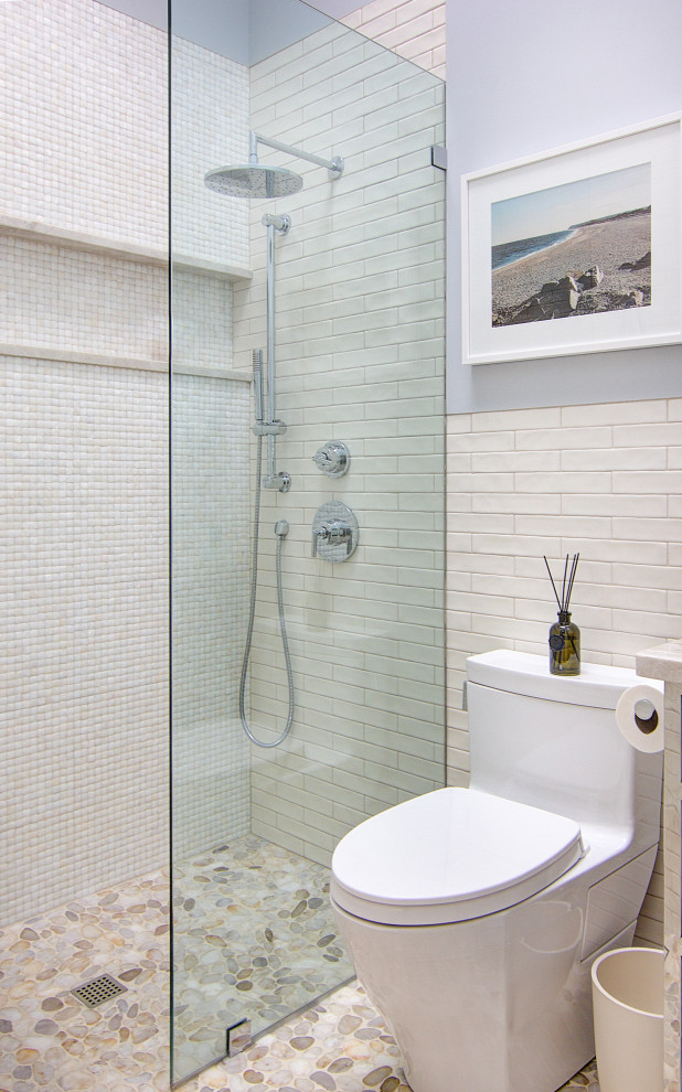 Пример оригинального дизайна: маленькая ванная комната в стиле модернизм с плоскими фасадами, коричневыми фасадами, душем без бортиков, унитазом-моноблоком, бежевой плиткой, керамической плиткой, врезной раковиной, столешницей из кварцита, открытым душем, разноцветной столешницей, тумбой под одну раковину, напольной тумбой, синими стенами, полом из галечной плитки, разноцветным полом и нишей для на участке и в саду