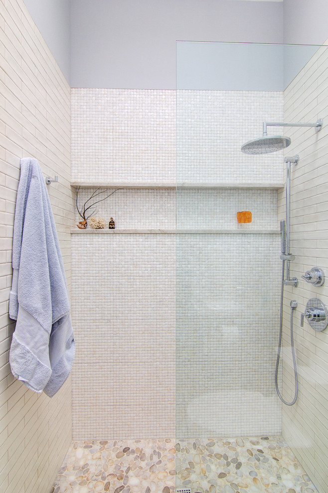 Idéer för ett litet modernt flerfärgad badrum, med släta luckor, bruna skåp, en kantlös dusch, en toalettstol med hel cisternkåpa, beige kakel, keramikplattor, blå väggar, klinkergolv i småsten, ett undermonterad handfat, bänkskiva i kvartsit, flerfärgat golv och med dusch som är öppen