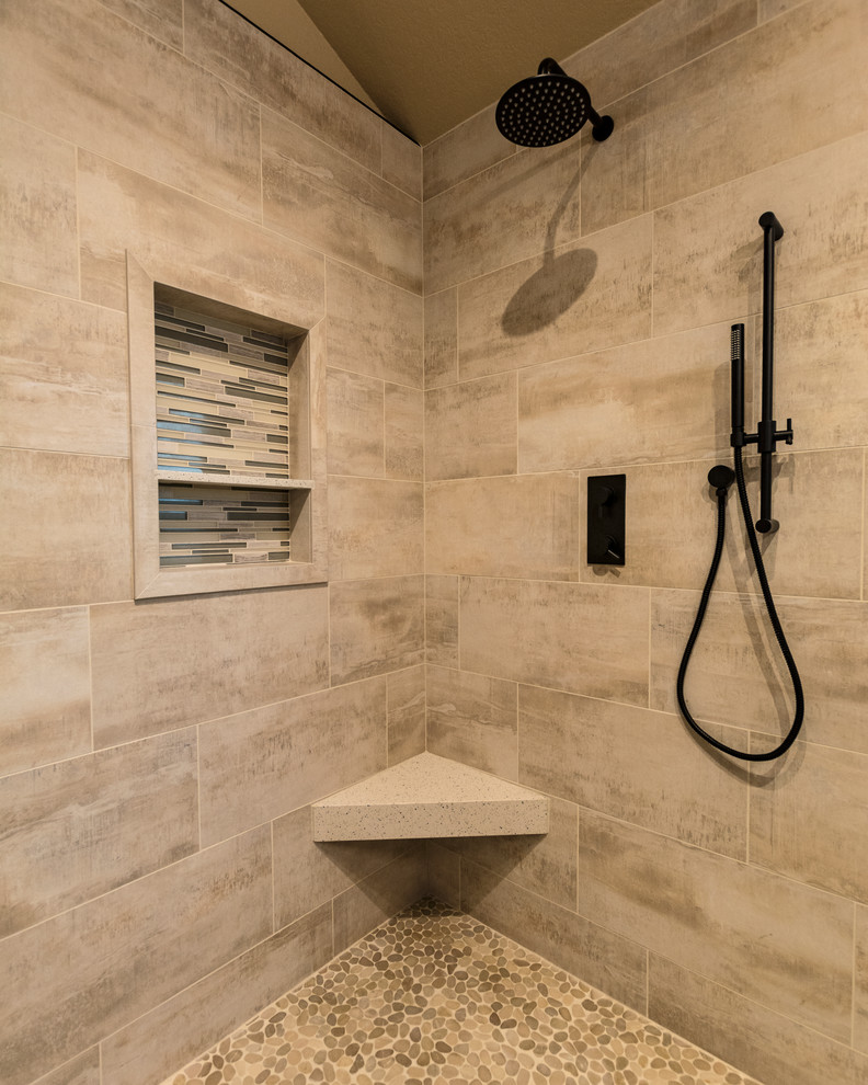 Modelo de cuarto de baño contemporáneo con ducha a ras de suelo, baldosas y/o azulejos beige y baldosas y/o azulejos de porcelana