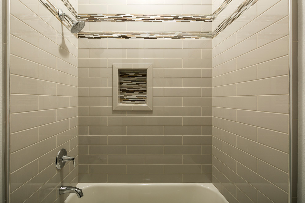 Immagine di una stanza da bagno design con vasca/doccia, piastrelle grigie e piastrelle in ceramica