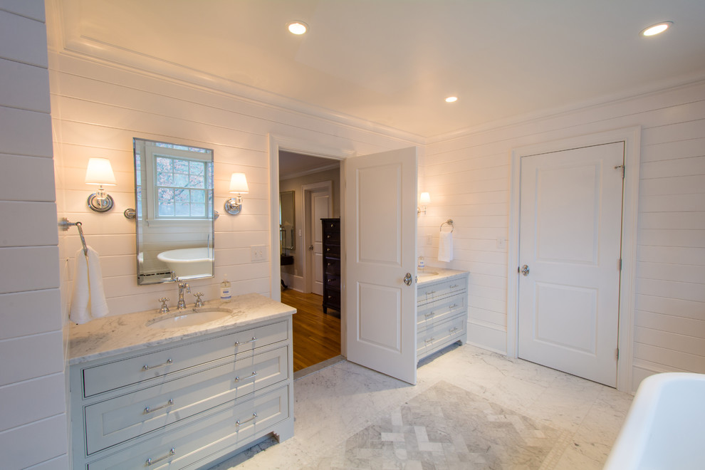 Inspiration för stora klassiska en-suite badrum, med ett undermonterad handfat, luckor med profilerade fronter, grå skåp, marmorbänkskiva, ett fristående badkar, en öppen dusch, en toalettstol med separat cisternkåpa, vit kakel, stenkakel, vita väggar och marmorgolv