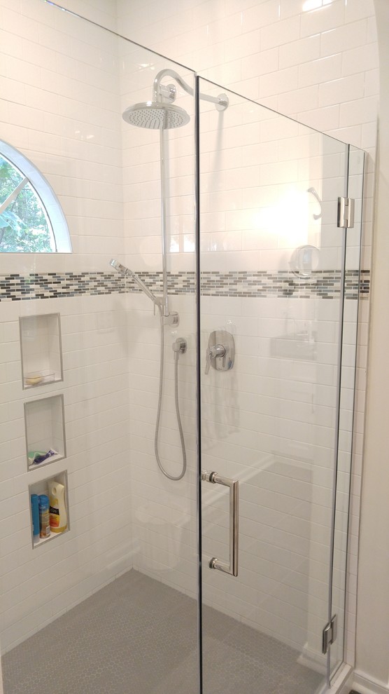 Идея дизайна: ванная комната в стиле неоклассика (современная классика) с душем в нише, белой плиткой, плиткой кабанчик и белыми стенами