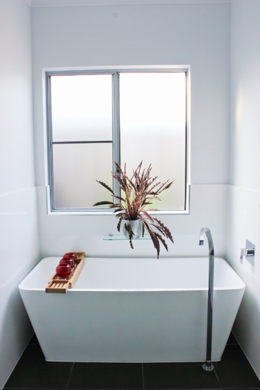 Ispirazione per una stanza da bagno per bambini stile marino di medie dimensioni con ante bianche, doccia doppia, piastrelle grigie e piastrelle in ceramica