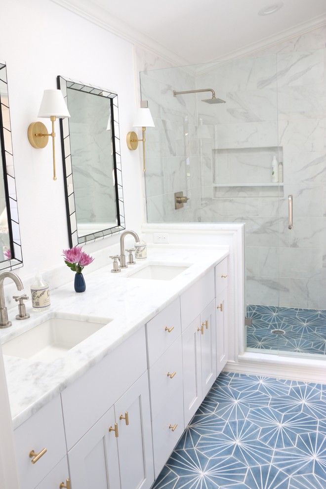 Example of a small eclectic master white tile and cement tile corner shower design in Austin with shaker cabinets, white cabinets, a one-piece toilet, white walls, a console sink and marble countertops