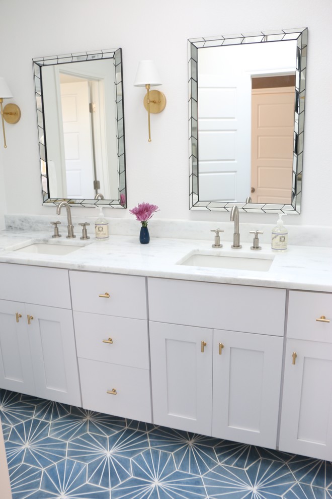 Diseño de cuarto de baño principal clásico renovado pequeño con armarios estilo shaker, puertas de armario blancas, ducha esquinera, sanitario de una pieza, baldosas y/o azulejos blancos, baldosas y/o azulejos de cemento, paredes blancas, lavabo tipo consola y encimera de mármol