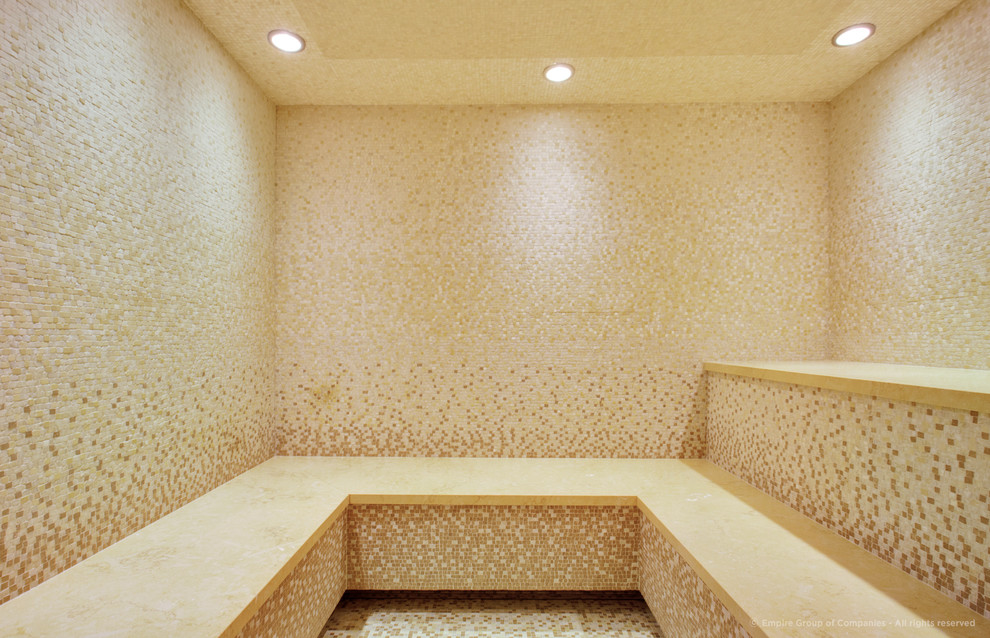Große Klassische Sauna mit gelben Fliesen, Steinfliesen, gelber Wandfarbe, Mosaik-Bodenfliesen und Marmor-Waschbecken/Waschtisch in Calgary