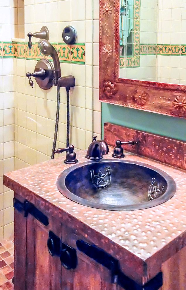 Источник вдохновения для домашнего уюта: главная ванная комната среднего размера в стиле фьюжн с фасадами островного типа, искусственно-состаренными фасадами, душем в нише, разноцветной плиткой, белой плиткой, плиткой мозаикой, синими стенами, полом из терракотовой плитки, накладной раковиной, столешницей из меди, коричневым полом и душем с распашными дверями