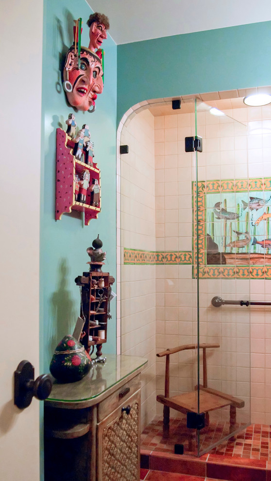 Amerikansk inredning av ett mellanstort en-suite badrum, med möbel-liknande, en dusch i en alkov, flerfärgad kakel, vit kakel, mosaik, blå väggar, klinkergolv i terrakotta, brunt golv och dusch med gångjärnsdörr