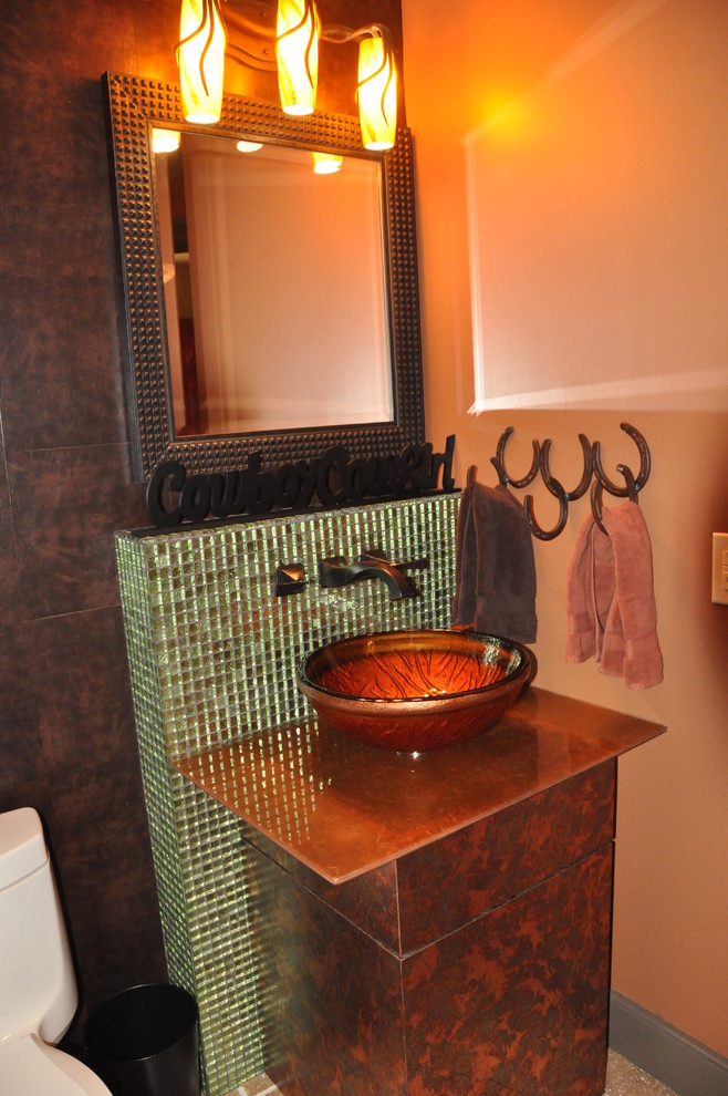 Идея дизайна: маленькая ванная комната в стиле фьюжн с стеклянной плиткой, полом из травертина, настольной раковиной и стеклянной столешницей для на участке и в саду
