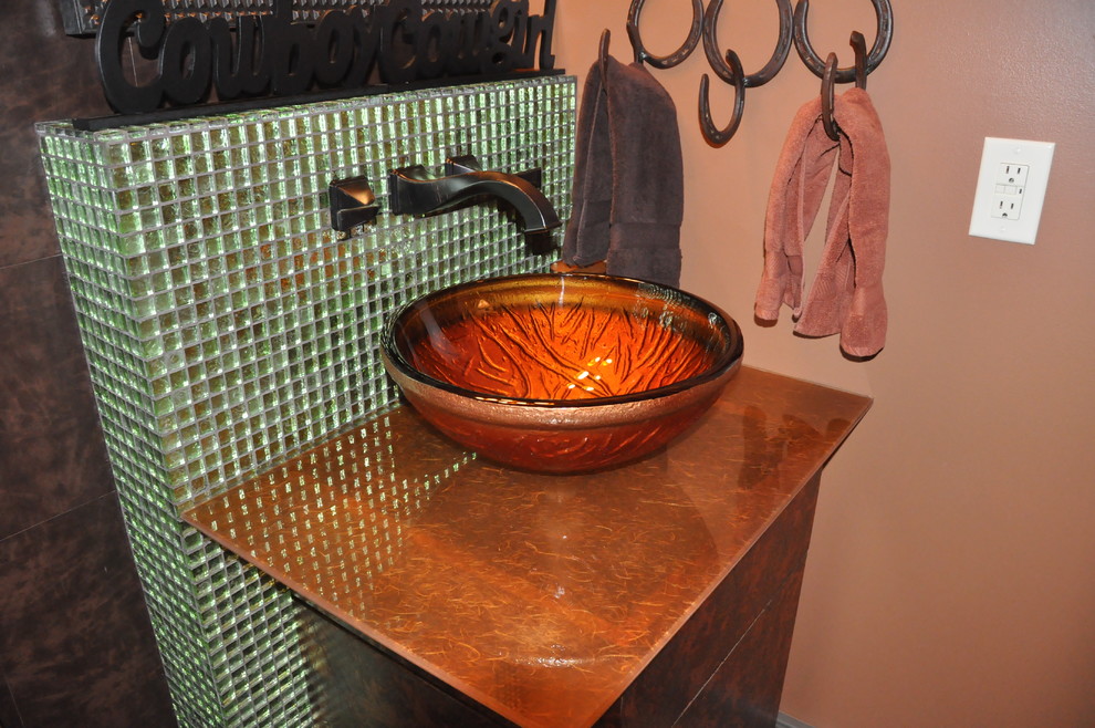 Diseño de cuarto de baño de estilo americano pequeño con baldosas y/o azulejos de vidrio, suelo de travertino, lavabo sobreencimera y encimera de vidrio