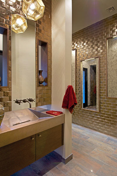 Ispirazione per una stanza da bagno con doccia american style con lavabo integrato, ante lisce, ante in legno scuro, top in cemento, piastrelle in pietra, pareti beige e pavimento in ardesia