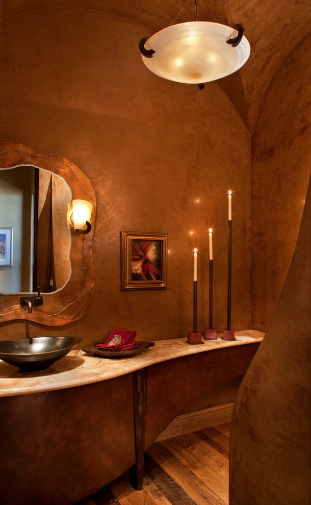 Kleines Modernes Duschbad mit braunem Holzboden, Aufsatzwaschbecken, beiger Wandfarbe und braunem Boden in Phoenix
