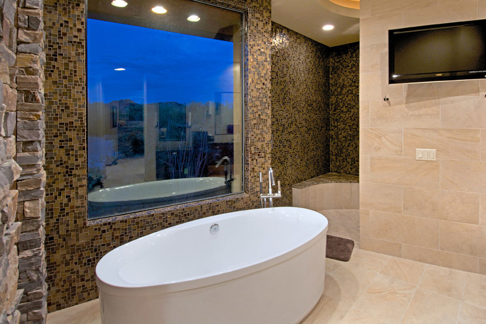 Стильный дизайн: главная ванная комната в стиле фьюжн с отдельно стоящей ванной, душем в нише, плиткой мозаикой, бежевыми стенами и полом из известняка - последний тренд