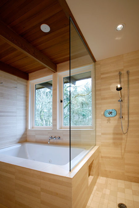На фото: большая главная ванная комната в современном стиле с плоскими фасадами, фасадами цвета дерева среднего тона, полновстраиваемой ванной, открытым душем, бежевой плиткой, керамической плиткой и бежевыми стенами