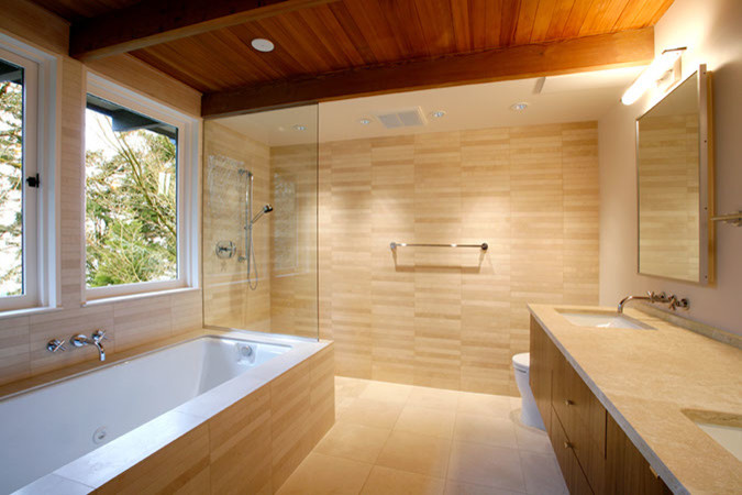 Idee per una grande stanza da bagno padronale design con ante lisce, ante in legno scuro, vasca sottopiano, doccia aperta, piastrelle beige, piastrelle in ceramica e pareti beige
