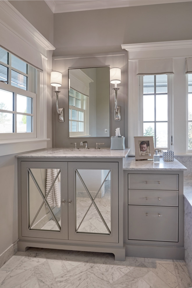 Bild på ett mellanstort vintage en-suite badrum, med luckor med infälld panel, vita skåp, ett undermonterat badkar, en öppen dusch, grå kakel, marmorgolv, ett undermonterad handfat, marmorbänkskiva, marmorkakel, grå väggar och grått golv