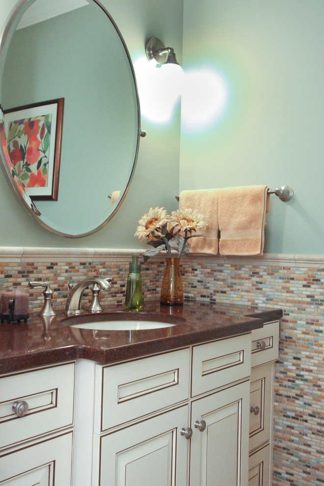 Diseño de cuarto de baño ecléctico con lavabo bajoencimera, armarios con paneles con relieve, encimera de cuarzo compacto, baldosas y/o azulejos multicolor, baldosas y/o azulejos en mosaico, paredes verdes y suelo de baldosas de porcelana