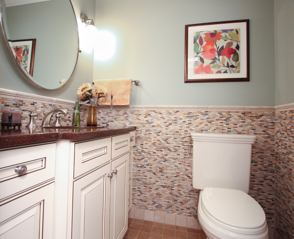 Immagine di una stanza da bagno boho chic con lavabo sottopiano, ante con bugna sagomata, top in quarzo composito, WC a due pezzi, piastrelle multicolore, piastrelle a mosaico, pareti verdi e pavimento in gres porcellanato