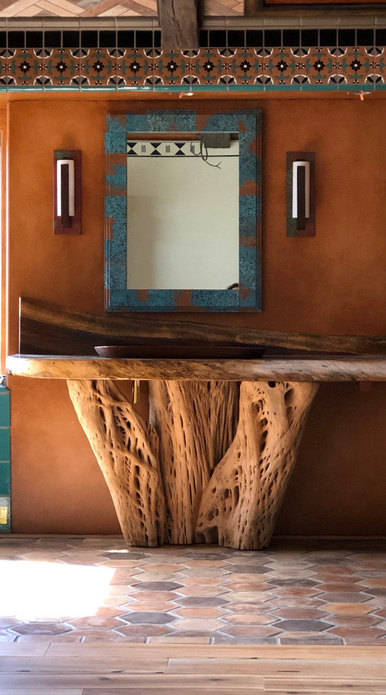 На фото: огромная главная ванная комната в стиле фьюжн с открытыми фасадами, фасадами цвета дерева среднего тона, столешницей из дерева и коричневой столешницей