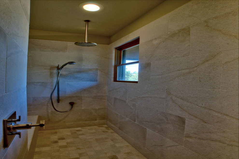Идея дизайна: главная ванная комната в стиле кантри с фасадами в стиле шейкер, светлыми деревянными фасадами, ванной в нише, открытым душем, унитазом-моноблоком, белой плиткой, плиткой из известняка, бежевыми стенами, полом из известняка, раковиной с несколькими смесителями, столешницей из гранита, белым полом и открытым душем
