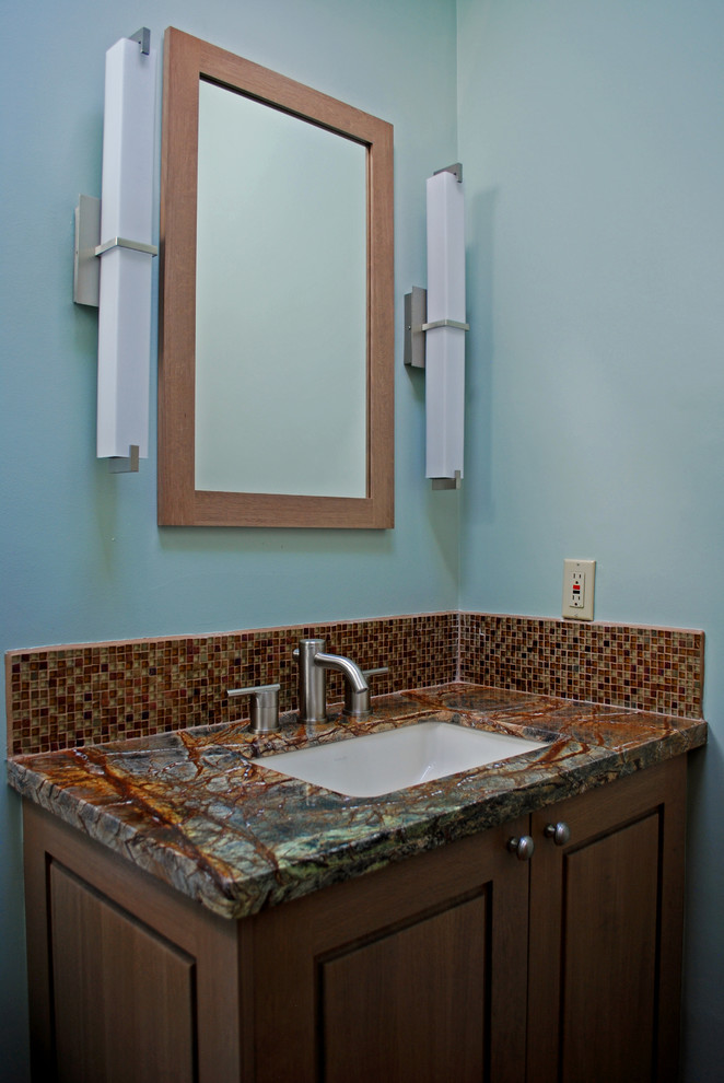 Bild på ett litet amerikanskt badrum med dusch, med luckor med upphöjd panel, skåp i ljust trä, flerfärgad kakel, glasskiva, blå väggar, ett undermonterad handfat och marmorbänkskiva