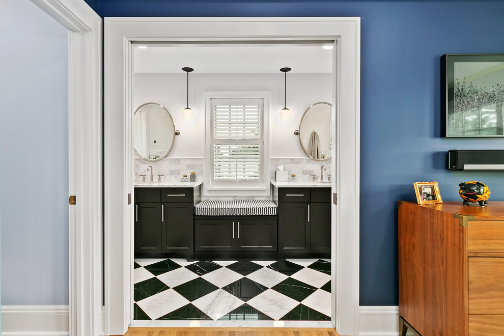 На фото: ванная комната среднего размера в стиле фьюжн с светлым паркетным полом и коричневым полом с