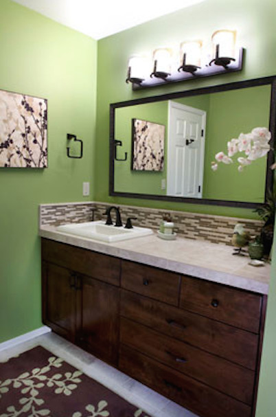 Idee per una stanza da bagno design di medie dimensioni con lavabo da incasso, consolle stile comò, ante in legno bruno, top piastrellato, piastrelle beige, piastrelle di vetro, pareti verdi e pavimento in pietra calcarea