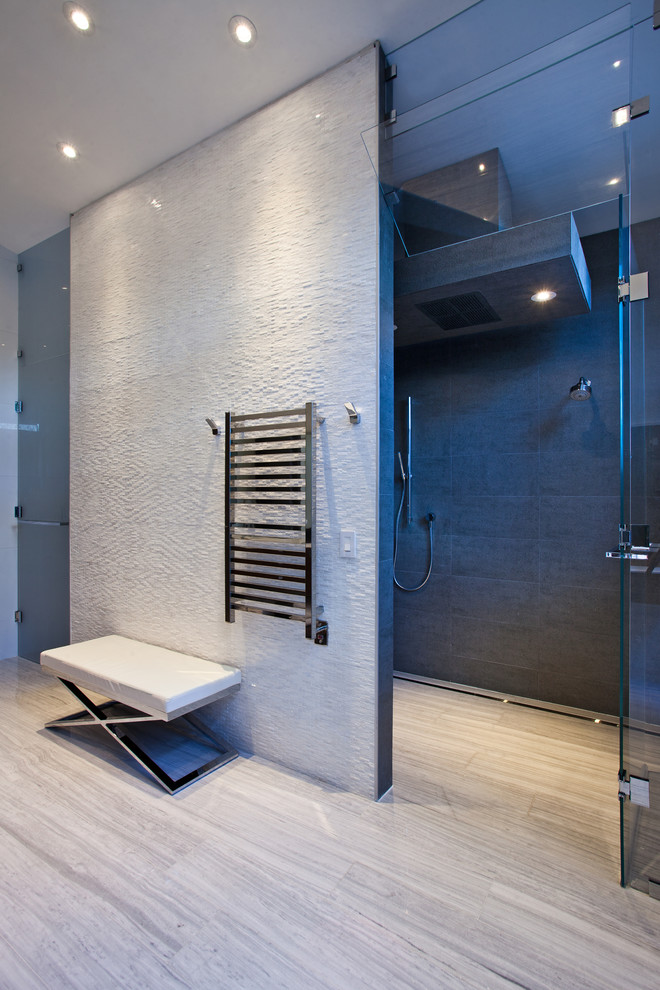 Inspiration för ett stort funkis en-suite badrum, med en hörndusch, vita väggar, vinylgolv, grått golv och dusch med gångjärnsdörr