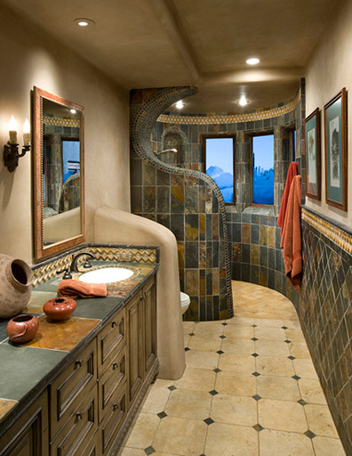 Exemple d'une salle de bain principale craftsman en bois foncé de taille moyenne avec une douche ouverte, un mur beige, un placard avec porte à panneau surélevé, WC à poser, un carrelage bleu, un carrelage marron, un carrelage de pierre, un lavabo encastré, un sol beige et aucune cabine.