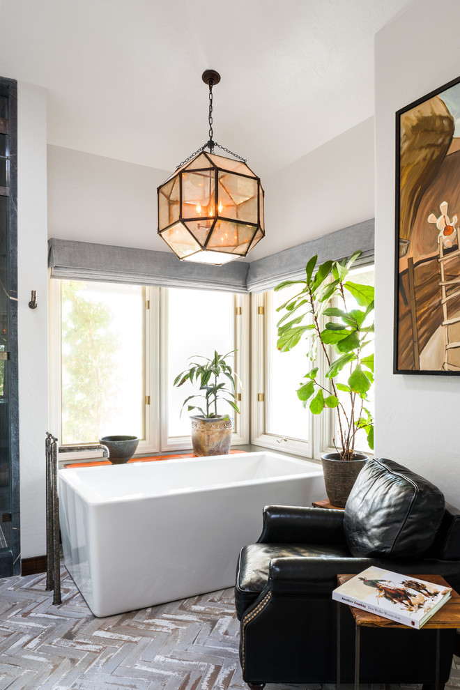 Idee per una stanza da bagno con doccia stile americano con vasca freestanding, pareti bianche e pavimento grigio